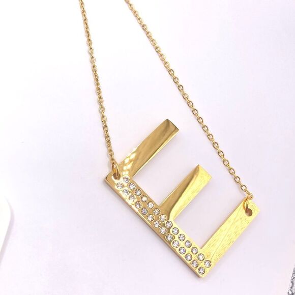 Gold monogram initial “E” rhinestone pendant necklace - Picture 2 of 3
